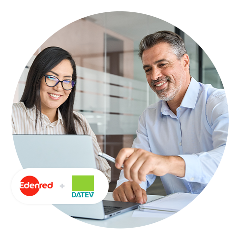 Frau und Mann vor Laptop; Logos Edenred + DATEV