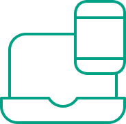 Computer und Smartphone nebeneinander